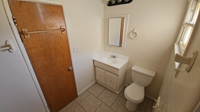 Building Photo - 44928 Kingtree Ave