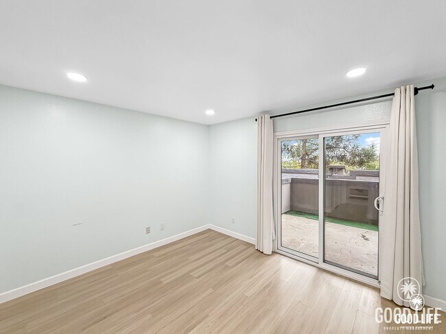 Building Photo - Great 2B/2BA Condo in Carmel Mountain Ranch w/ Community Pool, W/D, & Reserved Parking!