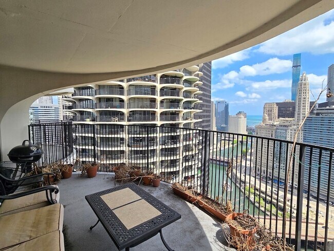 Building Photo - 300 N State St