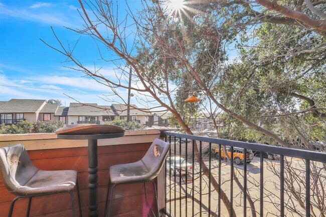 Building Photo - 9821 Walnut St