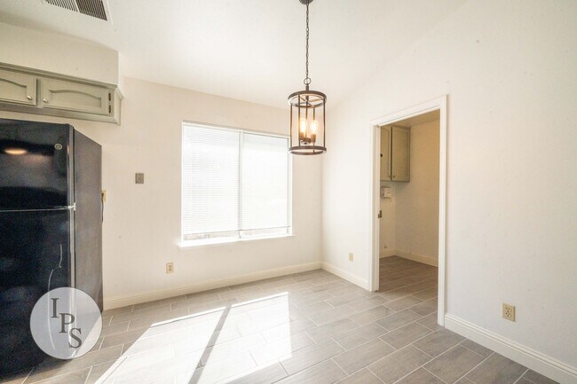 Building Photo - North Fresno Home in CUSD, 3BR/2BA, Beautiful Updates - Lots of Amenities!