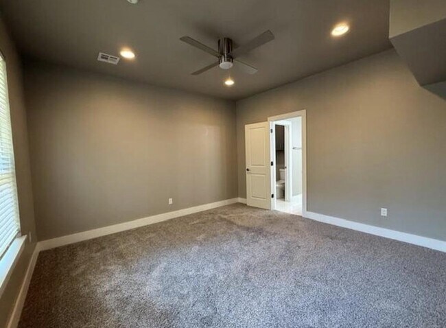 Building Photo - 604 Abadan Dr