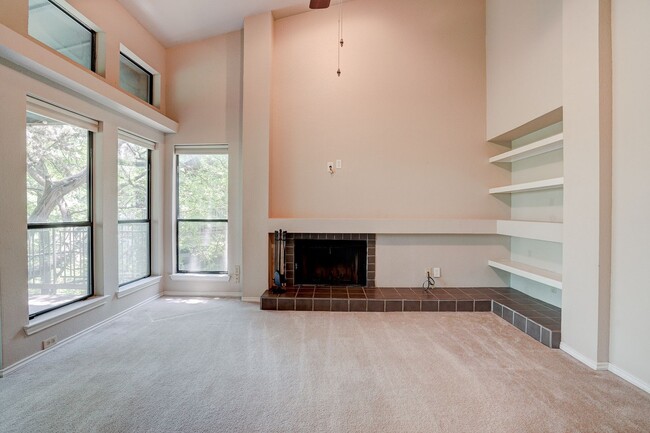 Building Photo - Beautiful 2 Bed / 2 Bath Home with Balcony in Austin