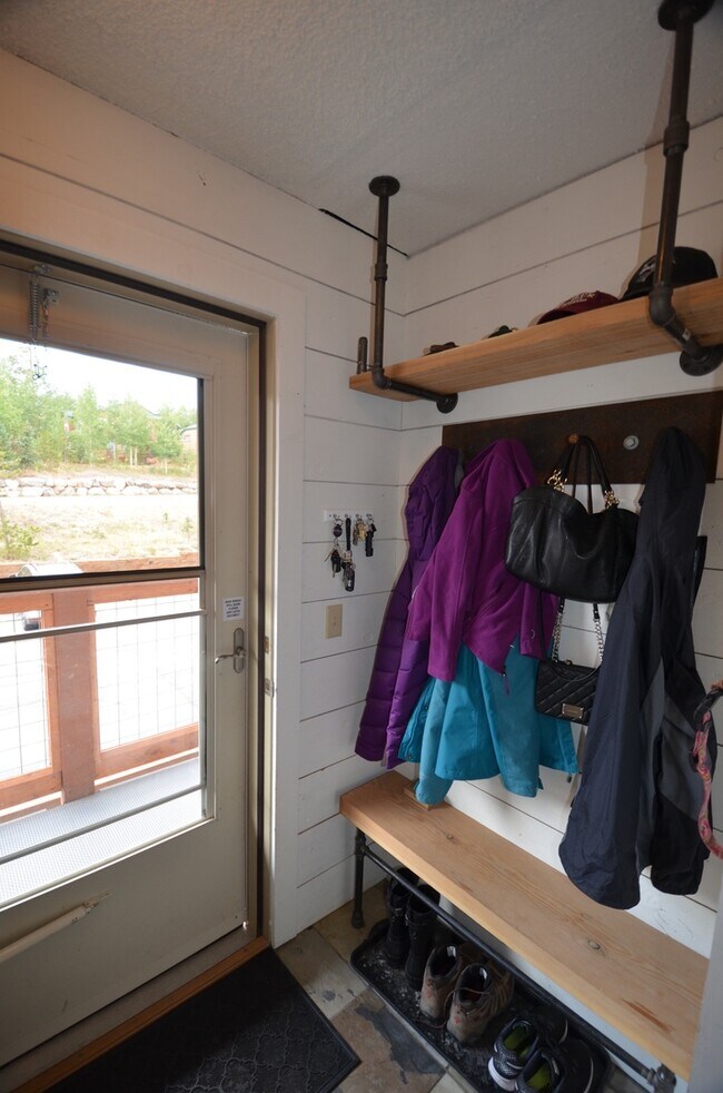Building Photo - Updated Unit! Great Views! Year lease!
