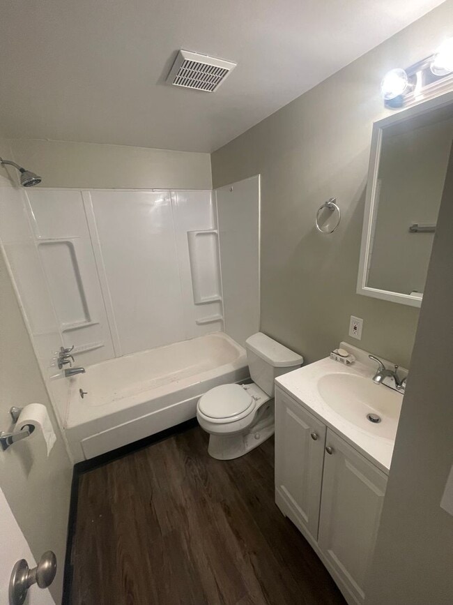 Building Photo - Recently Renovated 2 Bed, 1 Bath Condo for Lease NOW!