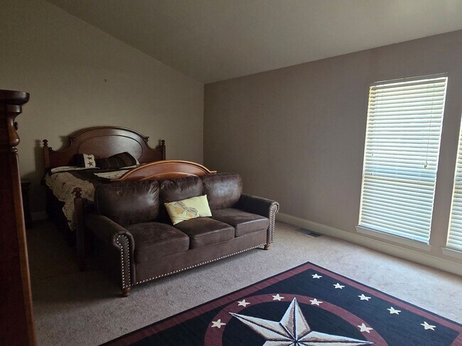 Building Photo - Spacious Condo With Covered parking