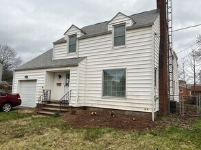 Building Photo - Large 5BR, 2BR Plain Local House - For Ren...