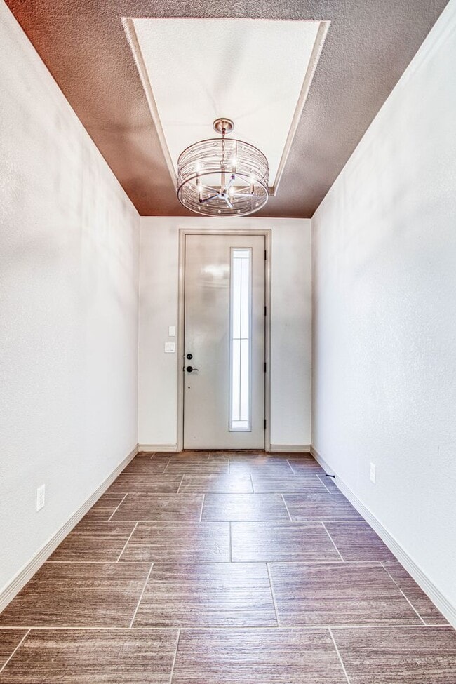 Building Photo - Beautiful 3 bed-2 baths with Casa Club/Gym...