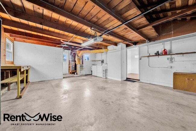 Building Photo - 612 Barneson Ave