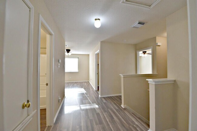 Building Photo - 105 Mesa Dr