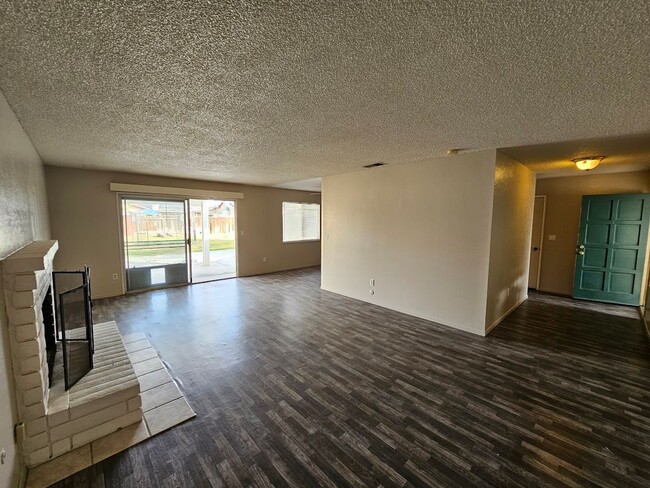 Building Photo - 3 Bd 2 Ba Home in South Bakersfield