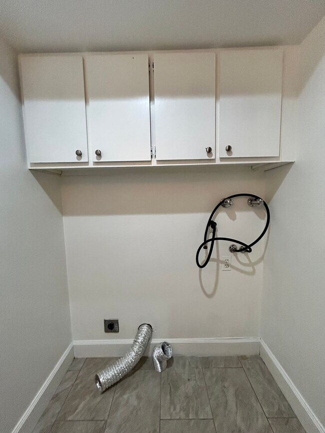 Building Photo - Spacious 2Br/1.5Ba End-Unit Townhome with Carport & Extra Storage