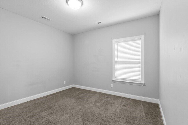 Building Photo - 5120 Meadowbend Dr NE