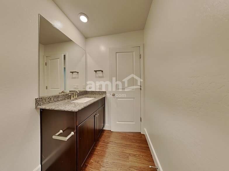 Building Photo - 658 W Bosal Dr