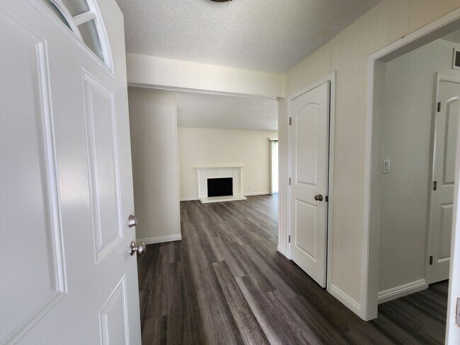 Building Photo - Newly Remodeled 3-Bedroom, 2-Bathroom Home for Rent – Los Alamitos