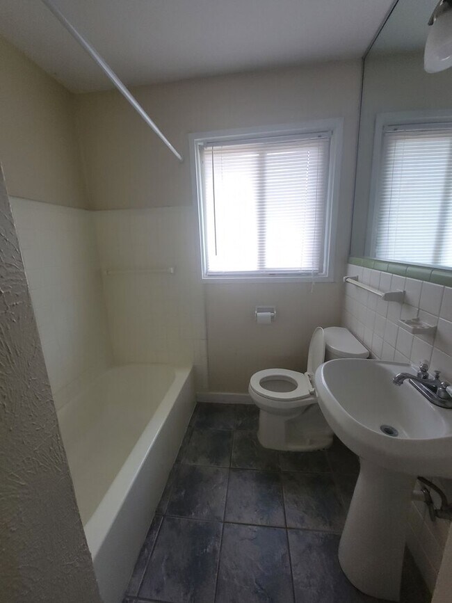 Building Photo - South Highlands 2bed/1bath