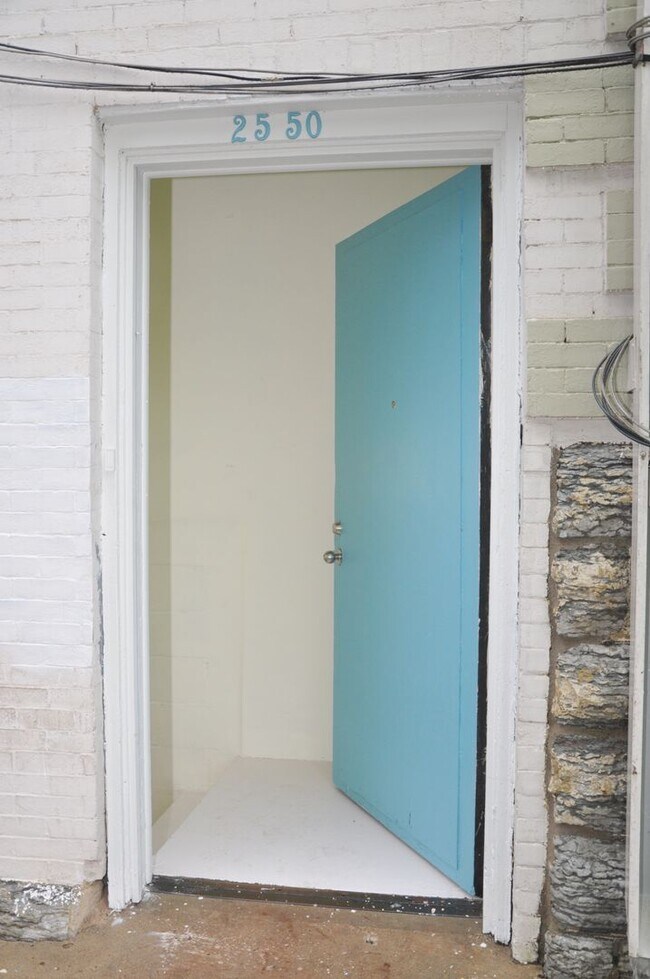 Building Photo - 2550 Pillsbury Ave