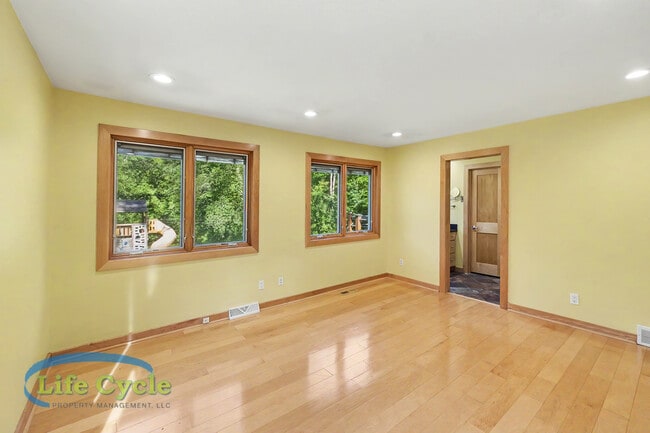 Building Photo - 4395 Shady Oak Ct