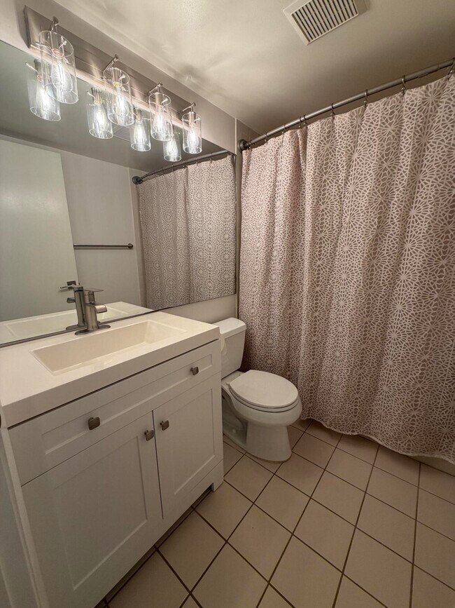 Building Photo - 13811 Oneida Dr