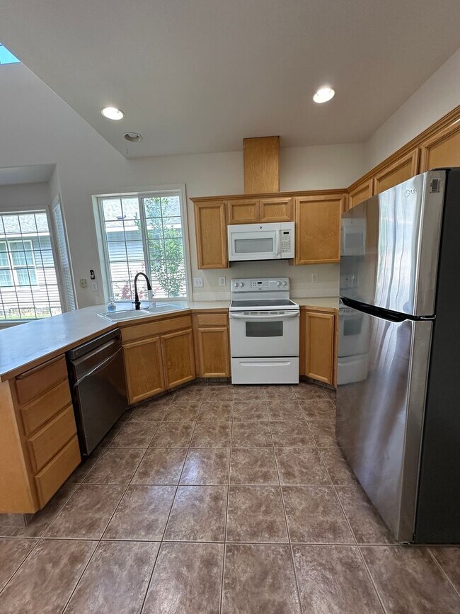 Building Photo - 3 bedroom 2.5 bath off Rd 100