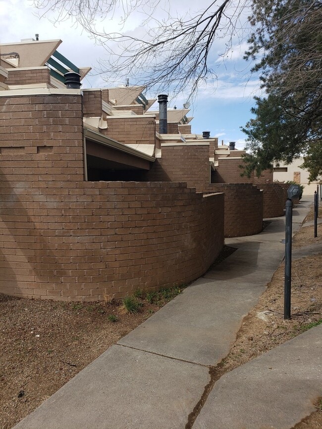 Building Photo - Bright 2 story 2br, 1b, 875sq. ft townhous...