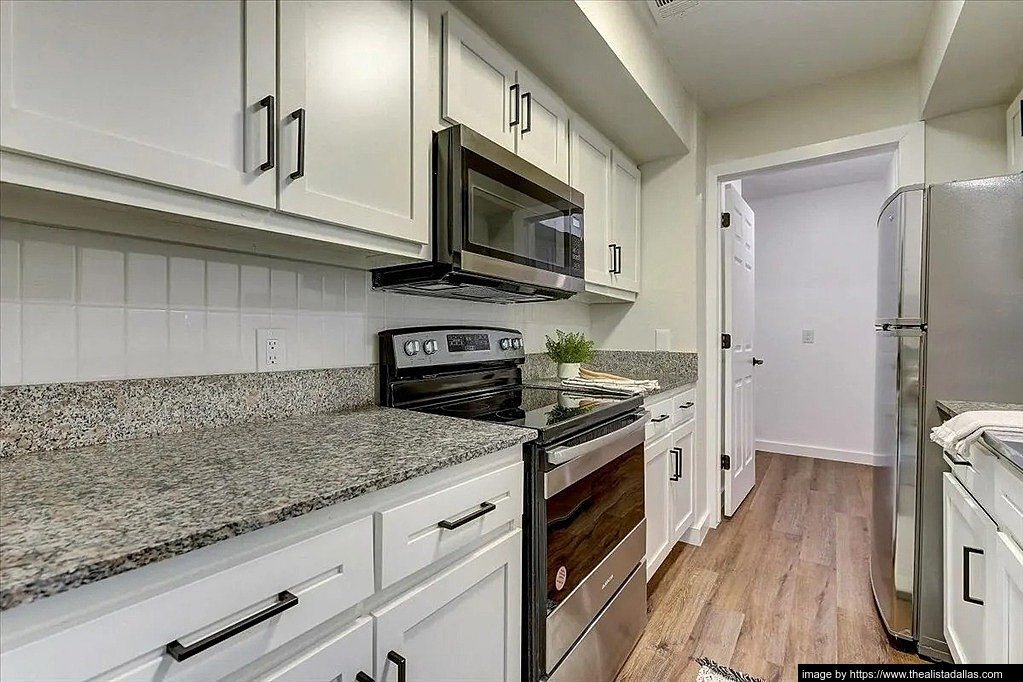 Building Photo - 10028 Royal Ln