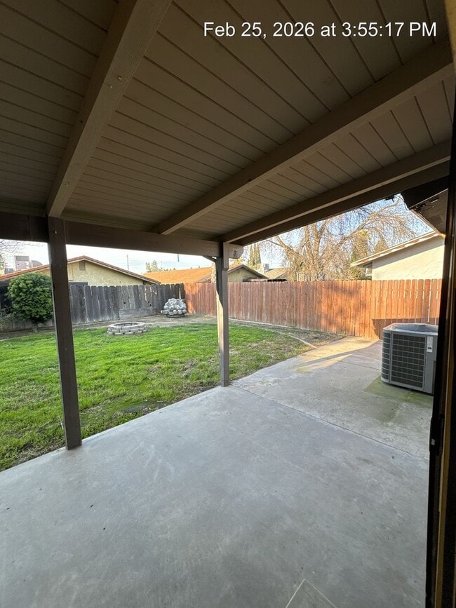 Building Photo - Charming Home Available Now !