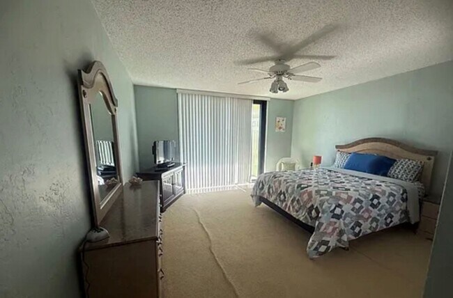 Building Photo - BEACH LIFE! 2/2 CONDO FOR RENT - ACROSS FROM THE OCEAN!