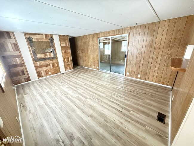 Building Photo - Charming 2 Bed, 2 Bath Home with Water, Sewer and Garbage Paid!