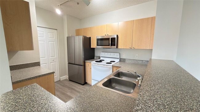 Building Photo - 8000 Nob Hl Rd