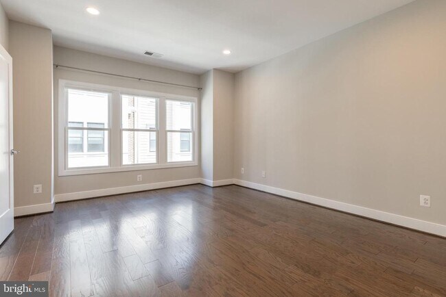 Building Photo - 1527 16th Rd N