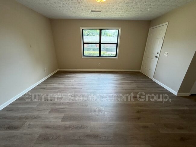 Building Photo - 1035 Eastview Rd NE