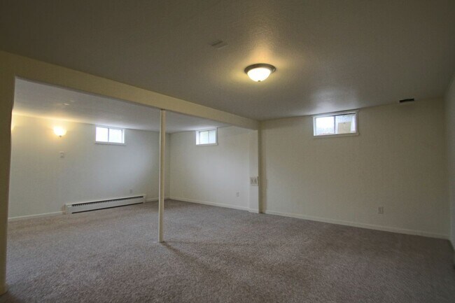 Building Photo - 2565 Willow Ln