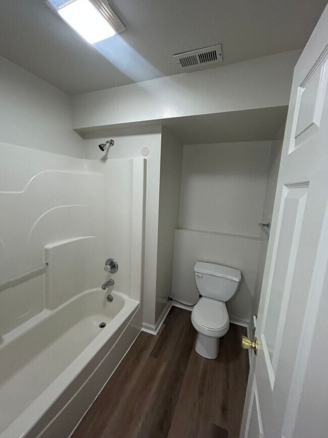 Building Photo - 2 bedroom, 1.5 bath Townhouse style apartm...