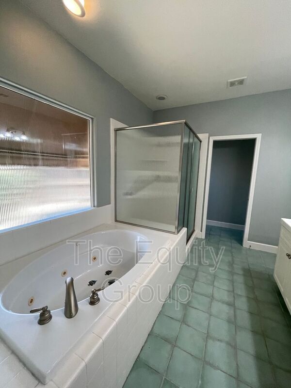 Building Photo - 608 W Evergreen Ct