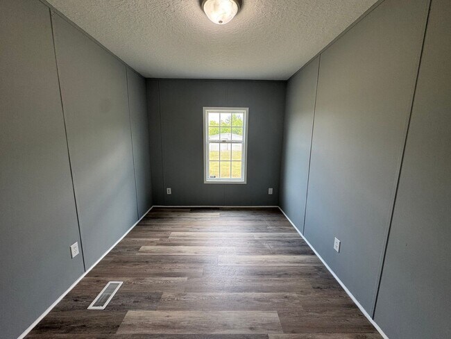 Building Photo - Loris - 3 Bedroom / 2 Bathroom Manufacture...