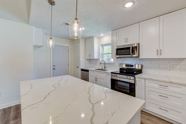 Building Photo - 16813 Glen Eagle Dr N