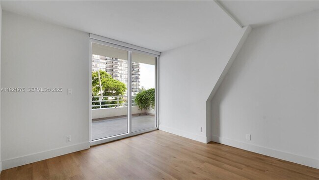 Building Photo - 555 NE 34th St