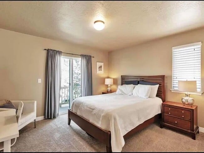 Building Photo - Spacious and Townhome Now Available!