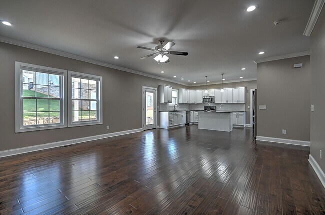 Building Photo - 4 Bedroom / 2.5 Bath Home  Kingsport, TN