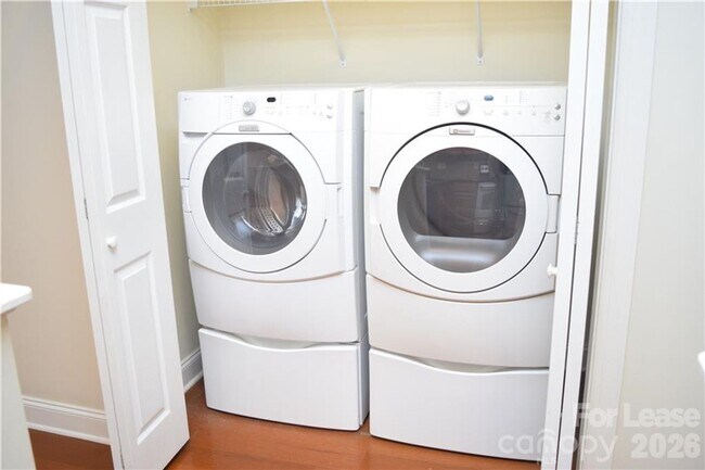 Building Photo - Stylish Braxton Gate Townhome with Garage & Main-Level Primary Suite