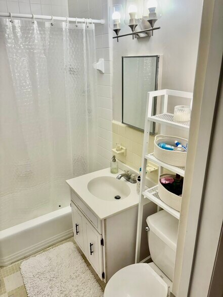 Building Photo - 10618 Kenilworth Ave