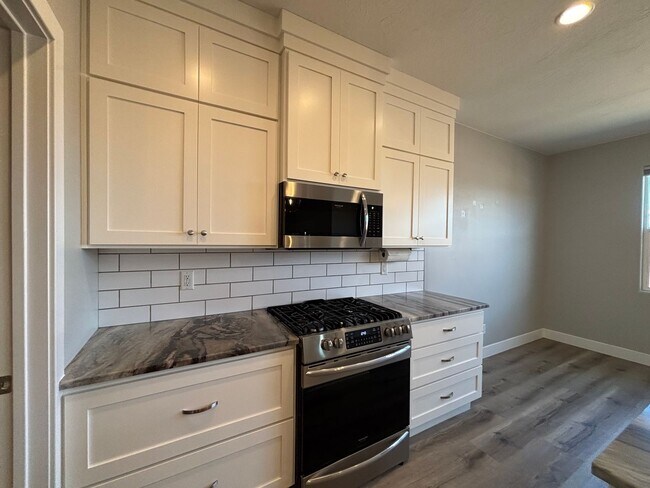 Building Photo - ADORABLE HOUSE FOR RENT IN HURRICANE