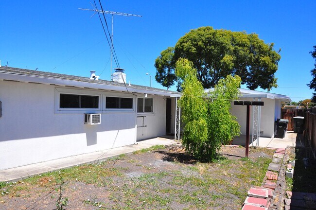 Building Photo - 1218 Sandia Ave