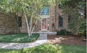 Building Photo - Beautiful large 4 bedroom Home