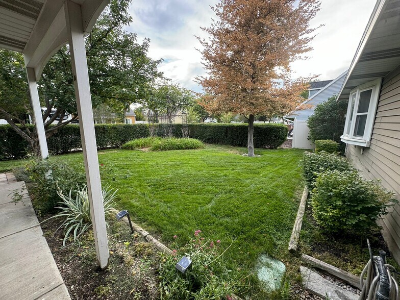 Building Photo - 992 Halcyon Dr