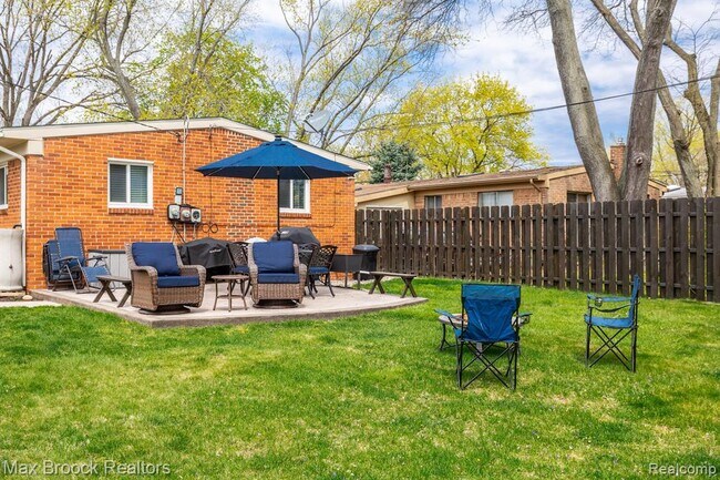 Building Photo - 3818 Edgeland Ave