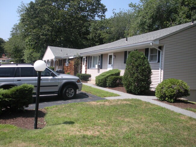 Building Photo - 787 Poquonnock Rd