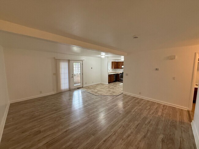Building Photo - Beautiful Two Bedroom Apt; Salt Lake City, 1,000 sq ft; New Flooring