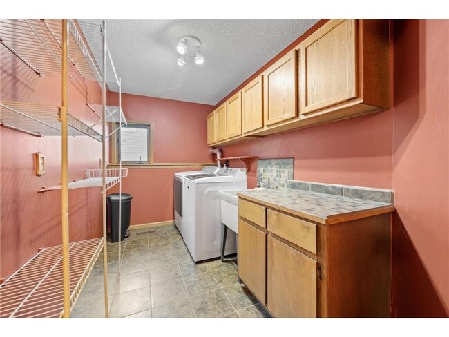 Building Photo - 1008 3rd St NE